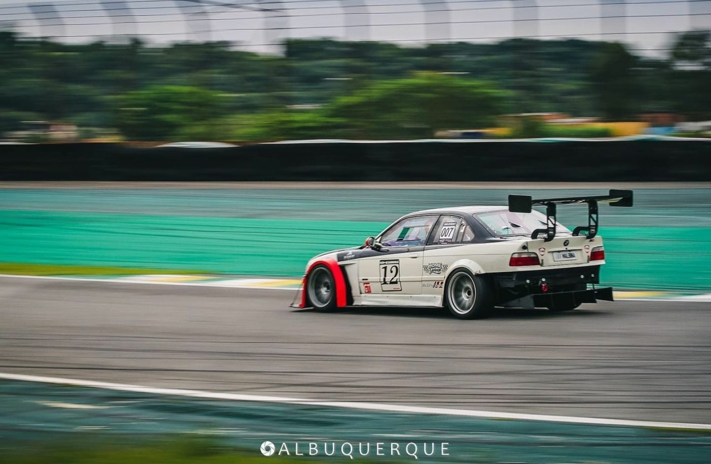 Carro de competição em Interlagos